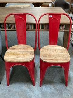 2 X METAL DINING CHAIRS WITH WOODEN SEATS IN RED: LOCATION - D7