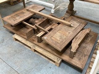 ANTIQUE RUSTIC STYLE 6 - 8 DINING TABLE IN VARNISHED OAK: LOCATION - D7