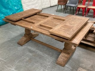 ANTIQUE STYLE 6 - 8 SEATER DINING TABLE IN VARNISHED OAK: LOCATION - D7