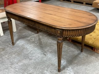 ANTIQUE STYLE 4- 6 DINING TABLE IN VARNISHED OAK: LOCATION - C4 (KERBSIDE PALLET DELIVERY)