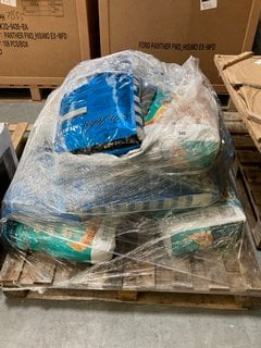 PALLET OF ASSORTED PET ITEMS TO INCLUDE BREEDER SELECT 30 LITRE BAG OF CAT LITTER: LOCATION - D10 (KERBSIDE PALLET DELIVERY)