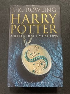 A FIRST EDITION BY J.K. ROWLING, HARDBACK WITH DUST WRAPPERS, "HARRY POTTER AND THE DEATHLY HALLOWS": LOCATION - CR8