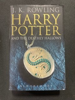 A FIRST EDITION BY J.K. ROWLING, HARDBACK WITH DUST WRAPPERS, "HARRY POTTER AND THE DEATHLY HALLOWS": LOCATION - CR8