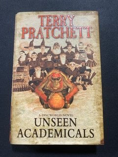 A TERRY PRATCHETT FIRST EDITION DISCWORLD NOVEL HARDBACK WITH DUST WRAPPER : "UNSEEN ACADEMICALS": LOCATION - CR8