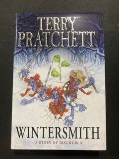 A TERRY PRATCHETT FIRST EDITION DISCWORLD NOVEL HARDBACK WITH DUST WRAPPER : "WINTERSMITH": LOCATION - CR8