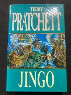 A TERRY PRATCHETT FIRST EDITION DISCWORLD NOVEL HARDBACK WITH DUST WRAPPER : "JINGO": LOCATION - CR8