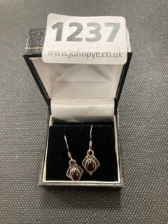 A PAIR OF HALLMARKED STERLING SILVER EARRINGS, BOXED: LOCATION - CR8