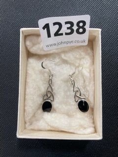 A PAIR OF HALLMARKED STERLING SILVER EARRINGS, BOXED: LOCATION - CR8