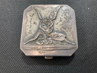 A C.1930 SILVER COLOURED COMPACT BY DE FLEURY IN ART DECO STYLE SHOWING CUPID AND PSYCHE: LOCATION - CR8