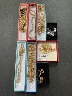 8 PIECES OF MAINLY GOLD COLOURED VINTAGE JEWELLERY: LOCATION - CR8