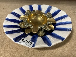 A POTTERY ASHTRAY BY ERICHSEN AND TWO EARLY BRASS ASHTRAYS: LOCATION - CR9