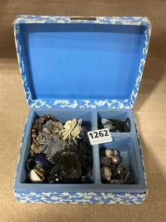 A VINTAGE JEWELLERY BOX AND CONTENTS: LOCATION - CR9