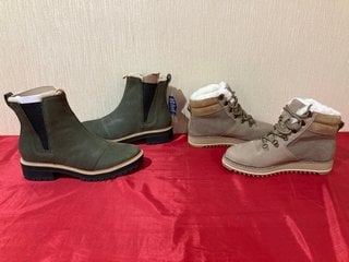 TOMS WOMENS MOJAVE BOOTS IN TAUPE GREY - UK SIZE 7 TO INCLUDE TOMS WOMENS DAKOTA LEATHER BOOTS IN TARMAC OLIVIA - UK SIZE 8 - COMBINED RRP £270: LOCATION - LUXURY