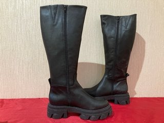 STEVE MADDEN WOMENS MANA BOOTS IN BLACK LEATHER - UK SIZE 5 - RRP £190: LOCATION - LUXURY