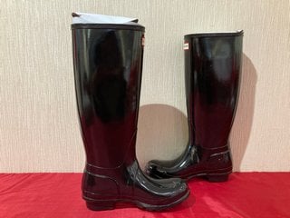 HUNTER WOMENS ORIGINAL TALL GLOSS WELLINGTON BOOTS IN BLACK - UK SIZE 4 - RRP £98: LOCATION - LUXURY