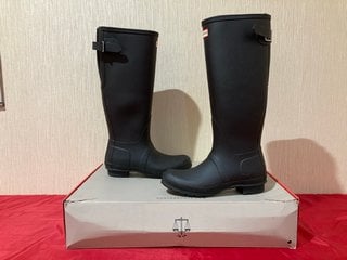 HUNTER WOMENS ORIGINAL BLACK ADJUSTABLE WELLINGTON BOOTS IN BLACK - UK SIZE 6 - RRP £130: LOCATION - LUXURY