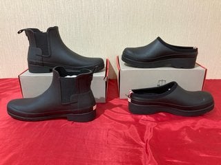 HUNTER MENS ORIGINAL PLAY CLOGS IN BLACK - UK SIZE 7 TO INCLUDE HUNTER WOMENS ORIGINAL REFINED CHELSEA BOOTS IN BLACK - UK SIZE 8 - COMBINED RRP £155: LOCATION - LUXURY