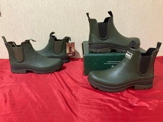 BARBOUR NIMBUS WELLINGTON BOOTS IN OLIVE - UK SIZE 9 TO INCLUDE BARBOUR FURY CHELSEA BOOTS IN OLIVE - UK SIZE 10 - COMBINED RRP £130: LOCATION - LUXURY