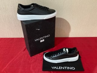 VALENTINO 92190925 STAN LEATHER TRAINERS IN BLACK - UK SIZE 10.5 - RRP £249: LOCATION - LUXURY