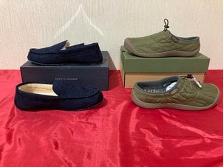 KEEN HOWSER III SLIDERS IN CANTEEN/PLAZA TAUPE - UK SIZE 10 TO INCLUDE TOMMY HILFIGER DRIVER HOME SLIPPERS IN DESERT SKY - UK SIZE 9 - COMBINED RRP £140: LOCATION - LUXURY