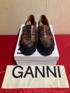 GANNI S1744 WOMENS EMBOSSED SNAKE LEATHER CHUNKY LOAFERS IN COGNAC - UK SIZE 7 - RRP £305: LOCATION - LUXURY