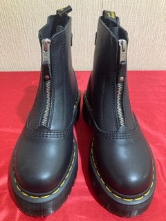 DR MARTENS JETTA PLATFORM BOOTS IN BLACK - UK SIZE 4 - RRP £200: LOCATION - LUXURY