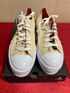 CONVERSE CHUCK TAYLOR 2 X PLATFORM TRAINERS IN LIGHT TWINE - UK SIZE 7 - RRP £70: LOCATION - LUXURY