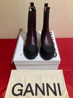 GANNI S1925 MID CHELSEA ANKLE BOOTS IN BURGUNDY - UK SIZE 7 - RRP £325: LOCATION - LUXURY