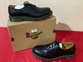 DR MARTENS 1461 SMOOTH LEATHER OXFORD SHOES IN BLACK - UK SIZE 10 - RRP £140: LOCATION - LUXURY