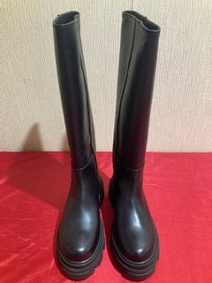 ALOHAS KATIUSKA LEATHER KNEE LENGTH BOOTS IN BLACK - UK SIZE 5 - RRP £277: LOCATION - LUXURY