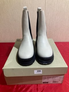 TED BAKER LEATHER CHELSEA CHUNKY SOLE BOOTS IN CREAM - UK SIZE 5 - RRP £175: LOCATION - LUXURY