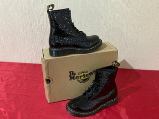 DR MARTENS 1460 LEOPARD EMBOSSED PATENT LEATHER BOOTS IN BLACK - UK SIZE 4 - RRP £170: LOCATION - LUXURY