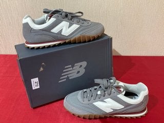 NEW BALANCE URC30AD TRAINERS IN GREY - UK SIZE 7 - RRP £100: LOCATION - LUXURY