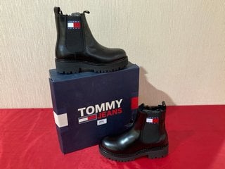 TOMMY JEANS URBAN CHELSEA BOOTS IN BLACK - UK SIZE 5 - RRP £160: LOCATION - LUXURY