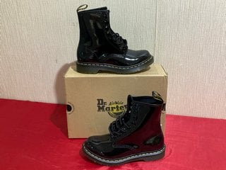 DR MARTENS 1460 PATENT LEATHER BOOTS IN BLACK - UK SIZE 5 - RRP £170: LOCATION - LUXURY