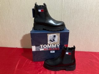 TOMMY JEANS URBAN CHELSEA BOOTS IN BLACK - UK SIZE 6 - RRP £160: LOCATION - LUXURY