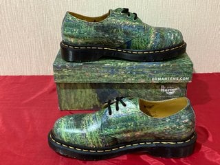 DR MARTENS THE NATIONAL GALLERY 1461 TNG LILY POND SHOES IN BACKHAND STRAW GRAIN - UK SIZE 6 - RRP £160: LOCATION - LUXURY