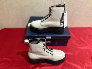 TOMMY JEANS LEATHER CLEAT CHUNKY SOLE LACE-UP BOOTS IN IVORY - UK SIZE 5 - RRP £160: LOCATION - LUXURY