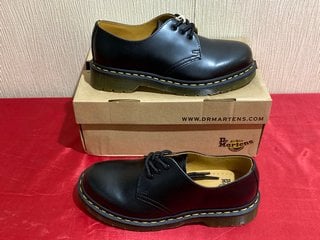 DR MARTENS 1461 SMOOTH LEATHER OXFORD SHOES IN BLACK - UK SIZE 5 - RRP £140: LOCATION - LUXURY