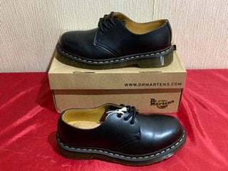 DR MARTENS 1461 SMOOTH LEATHER OXFORD SHOES IN BLACK - UK SIZE 5 - RRP £140: LOCATION - LUXURY