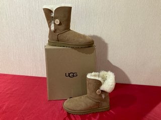 UGG WOMENS BAILEY BUTTON II BOOTS IN CHESTNUT - UK SIZE 8 - RRP £195: LOCATION - LUXURY