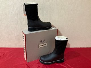 HUNTER WOMENS REFINED STITCH SHERPA BOOTS IN BLACK - UK SIZE 7 - RRP £185: LOCATION - LUXURY