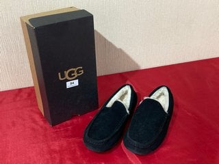 UGG MENS ASCOT SLIPPERS IN BLACK - UK SIZE 7 - RRP £110: LOCATION - LUXURY