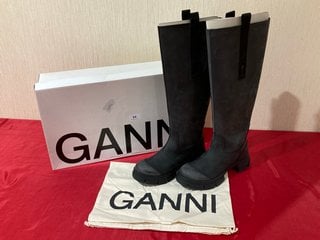 GANNI S1913 RUBBER KNEE HIGH BOOTS IN BLACK - UK SIZE 7 - RRP £225: LOCATION - LUXURY