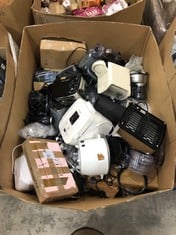 PALLET OF ASSORTED KITCHEN ITEMS TO INCLUDE RUSSELL HOBBS TOASTER: LOCATION - FLOOR(COLLECTION OR OPTIONAL DELIVERY AVAILABLE)