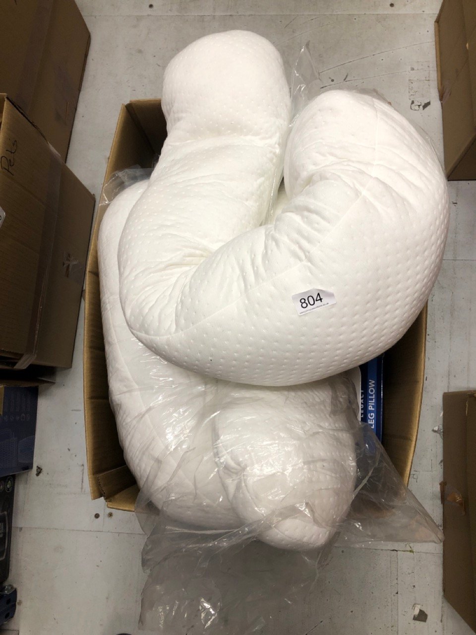 QUANTITY OF BEDDING ITEMS TO INCLUDE JML 1UNT CONTOUR LEG PILLOW: LOCATION - H RACK