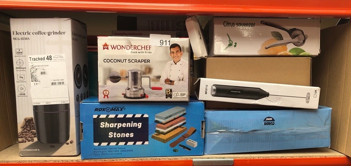 QUANTITY OF KITCHEN & APPLIANCES ITEMS TO INCLUDE WONDERCHEF COCONUT SCRAPER: LOCATION - I RACK