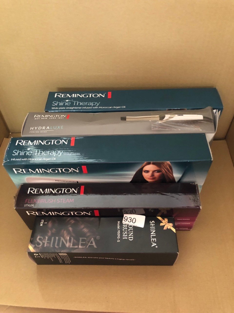 QUANTITY OF HEALTH & BEAUTY ITEMS TO INCLUDE MATEQUE BLACK HEAT RESISTANT PROTECTIVE STRAIGHTENING IRON MAT: LOCATION - I RACK