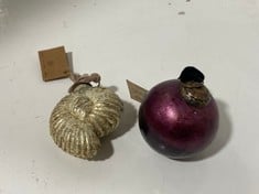 6 X ASSORTED NKUKU BAUBLES TO INCLUDE DARYA BAUBLES - ANTIQUE BURGUNDY SET OF 4 DB8081