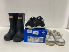 3 X ASSORTED KIDS FOOTWEAR TO INCLUDE HUNTER WELLINGTON BOOTS NAVY SIZE 7